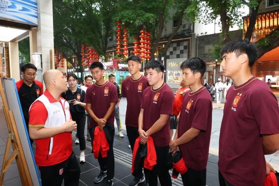 在这里，苍凉壮阔的西部荒漠、高科技的现代都市、有恐怖怪兽生存的蛮荒世界通过黑暗塔相通共存，绚目的光束营造出了令人屏息的壮美意象，让人啧啧称奇